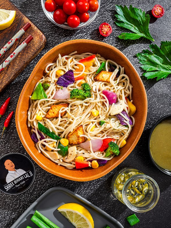 Hakka Noodles tossed with colourful vegetables